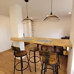 Con Cocina Abierta Y Vistas Verdes Apartment