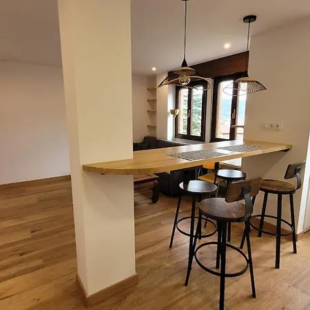 Con Cocina Abierta Y Vistas Verdes *